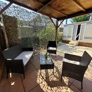 charmant-mobil-home-2-a-4-personnes-camping1-les-arbouses.fr-provencehotel.com/